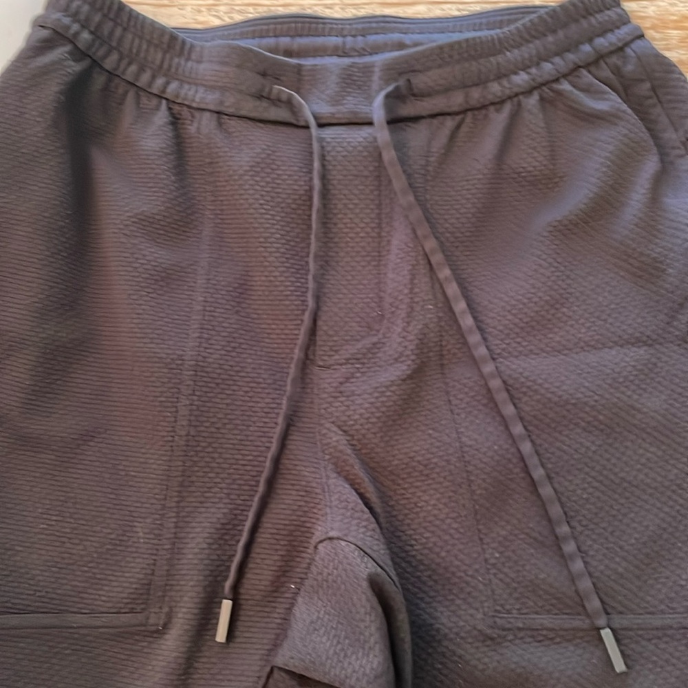Men black lululemon jogger